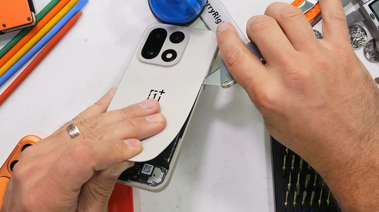 OnePlus 15 царапали, гнули, поджигали и в итоге разломали. Блогер JerryRigEverything проверил новинку на прочность и заглянул внутрь